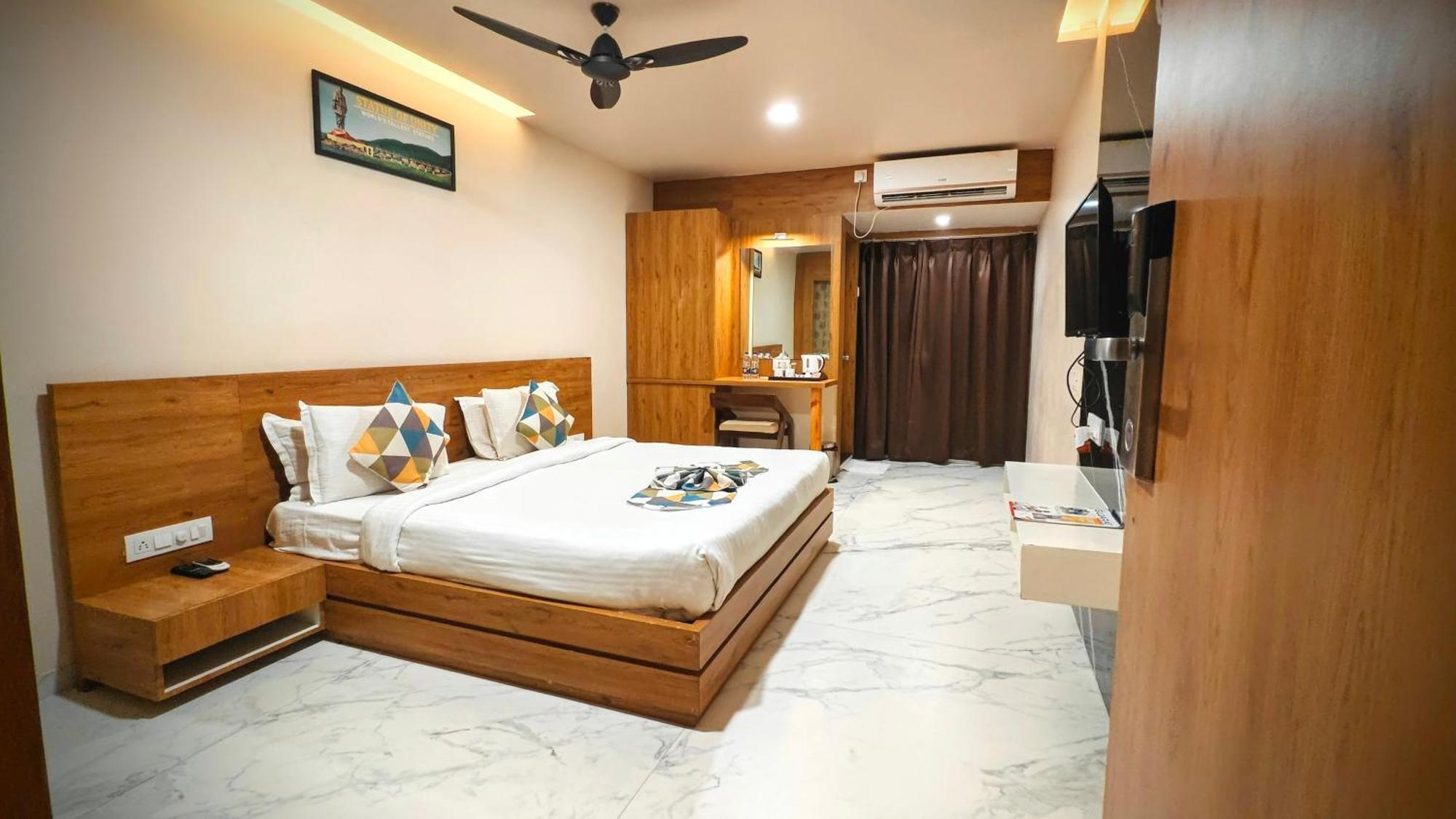 The Sky Imperial Unity Inn Garudeshwar Exterior foto