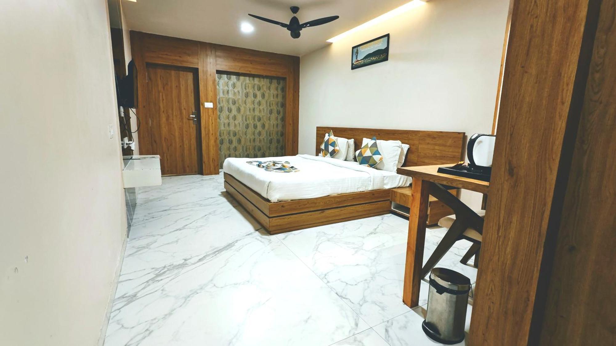 The Sky Imperial Unity Inn Garudeshwar Exterior foto