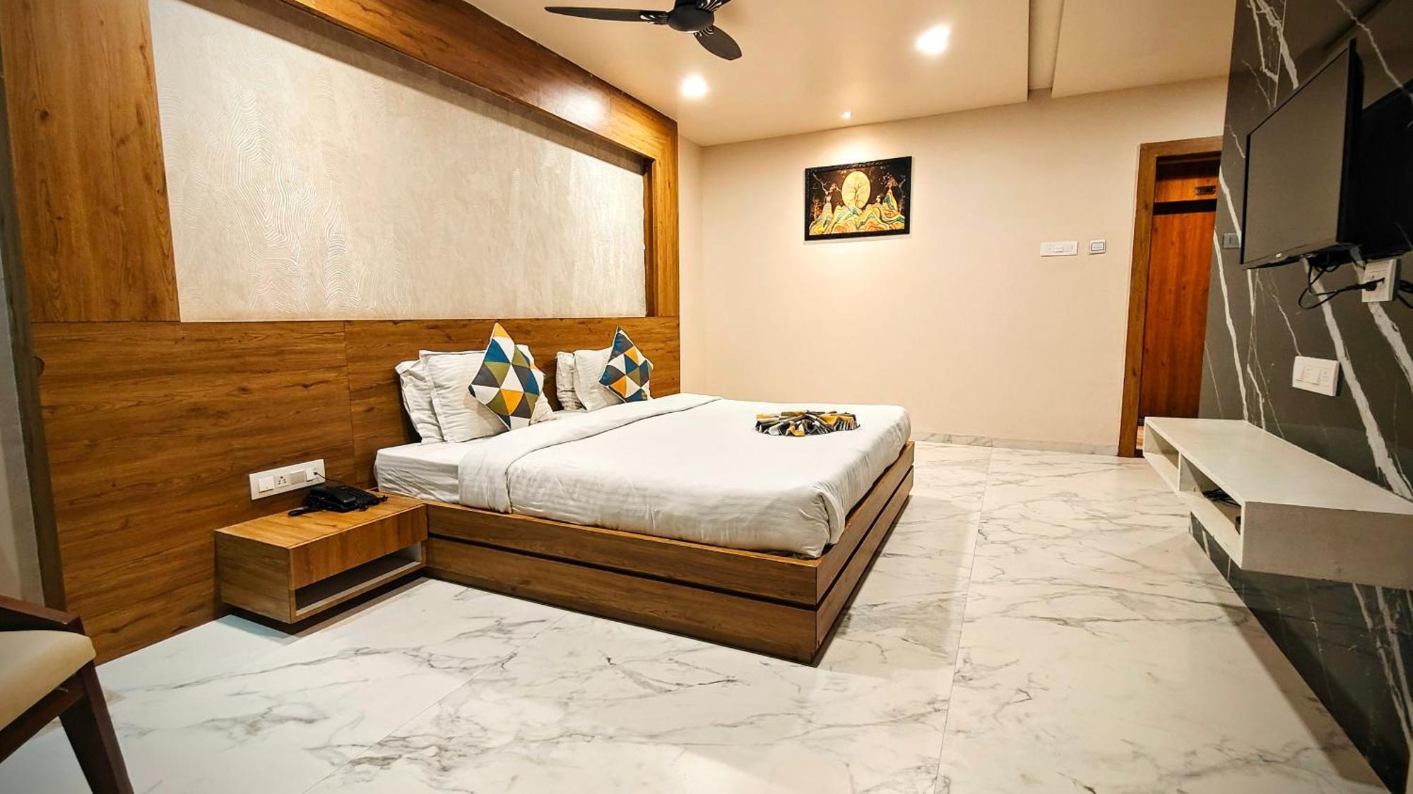 The Sky Imperial Unity Inn Garudeshwar Exterior foto